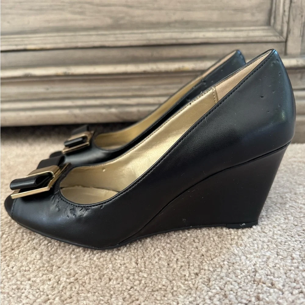 Bandolino Black Peep Toe Wedges Block Heels Bow Pump Gold Leather Metallic